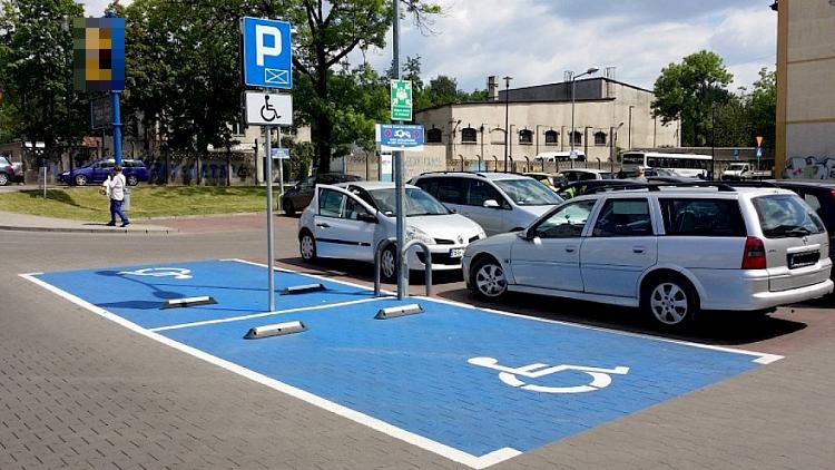 Can you stop the vehicle in such a designated space if you are transporting a disabled person with a parking permit?